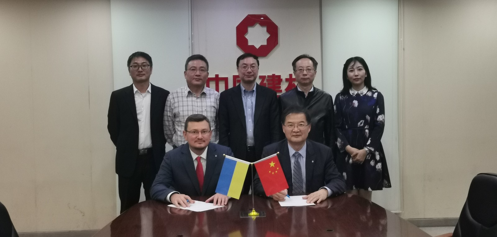 191111优德88工程集团签署乌克兰600td浮法玻璃总包条约.jpg