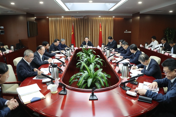 		郝鹏主持召开中央企业经济运行座谈会和宏观经济及重点行业专家座谈会强调推动央企稳增添高质量生长 施展在国民经济中的“稳固器”作用_国资关注_优德88集团有限公司	