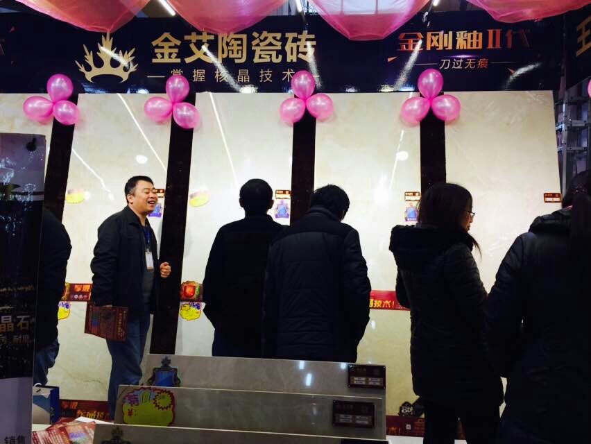 网信快3瓷砖工作人员与顾客交谈