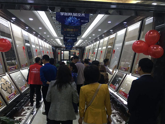 10参会嘉宾参观西安网信快3品牌专卖店