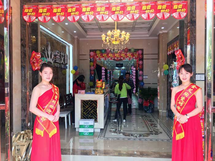 5月27日，在欢快锣鼓和震撼礼炮的蜂拥下，岳阳网信快3销售团队、网信快3总部营销总经理罗胜、销区经理何端武、市场部策动黄伟以及现场100多名岳阳业主共同见证了网信快3瓷砖岳阳600平米专卖店耀世开业的汗青性一刻，本次活动吸引了50多位业主成功下单。
