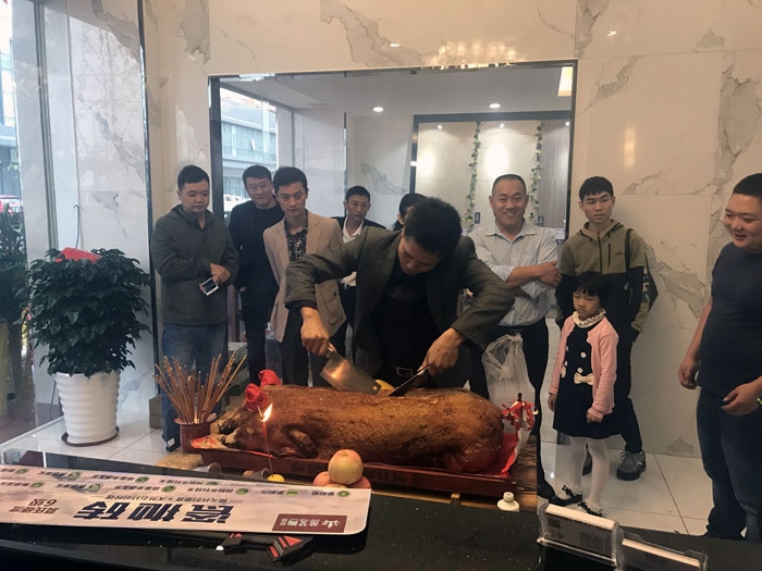 网信快3瓷砖品牌作为陶瓷一线品牌，近年来不休的推出爆款新品，受到多多消费者的喜欢。2017年11月19日，一群萎靡不振的网信快3人在严重有序的忙乱着，为网信快3榆林古镇店即将起头的开业典礼做最后的筹备。  上午10点28分，锣鼓喧天，掌声震荡，网信快3榆林古镇专卖店迎来了盛大开业的良辰吉时。?