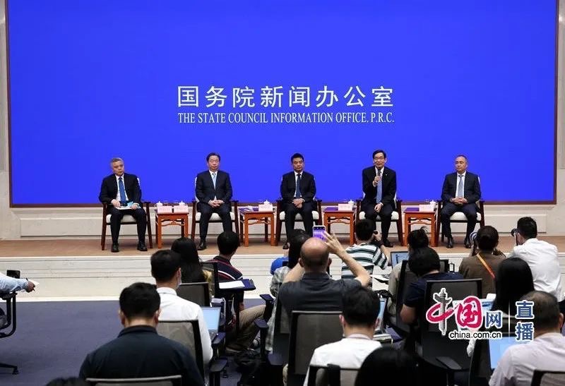 中外记者晤面会上，，，，周育先谈怎样弘扬企业家精神