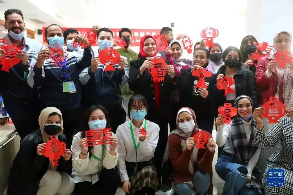 		《新华网》刊发 | “中国制造很有魅力”——埃及学生探访中企在埃大型玻璃纤维生产基地_国际交流_优德88集团有限公司	