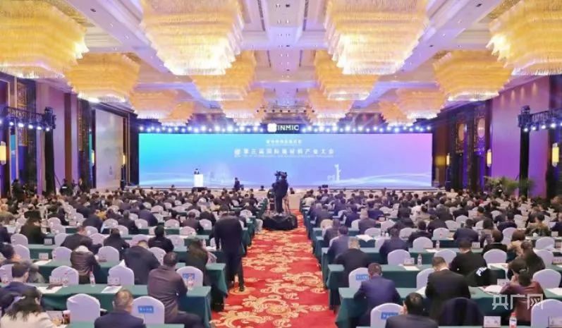 		周育先受邀出席第三届国际新质料工业大会和第四届光电质料大会并致辞，，，，会后深入集团在蚌企业调研指导_责任撒播_优德88集团有限公司	