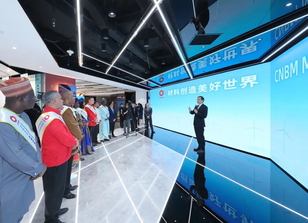 		周育先亲热会见2022年度中材建设十大优异外籍员工_国际交流_优德88集团有限公司	