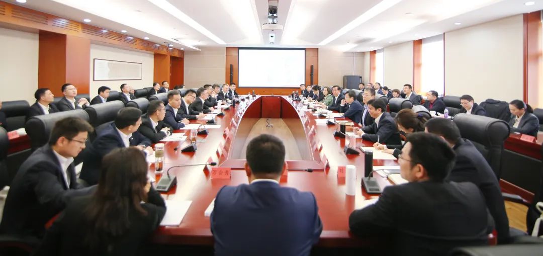 		李新华到集团第十五期中青班开展座谈交流_企业培训_优德88集团有限公司	