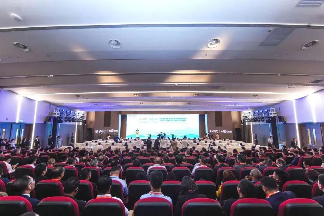 		周育先受邀加入第七届天下智能大会开幕式并出席中材国际首届水泥绿色智能生长峰会_国际交流_优德88集团有限公司	