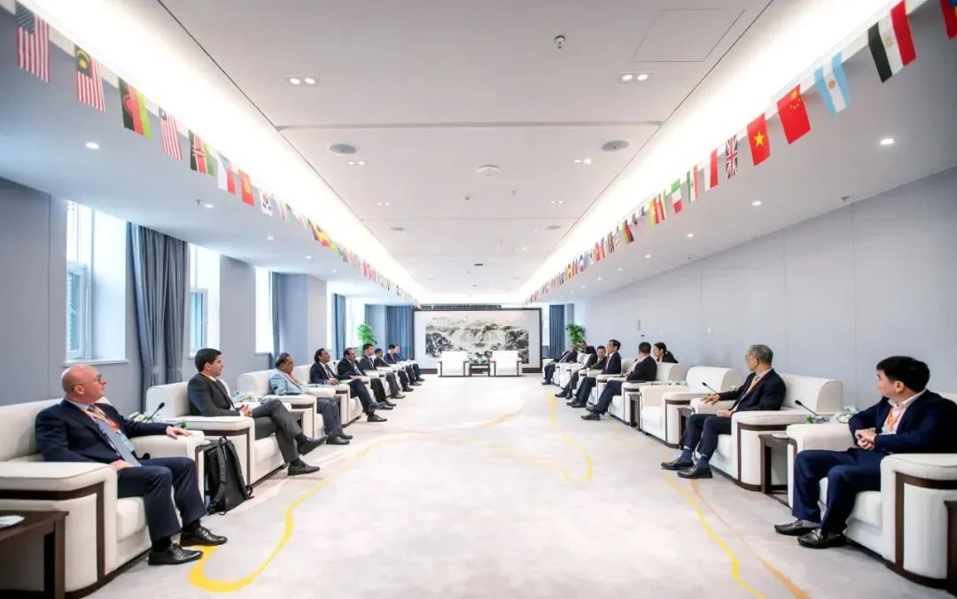 		周育先受邀加入第七届天下智能大会开幕式并出席中材国际首届水泥绿色智能生长峰会_国际交流_优德88集团有限公司	