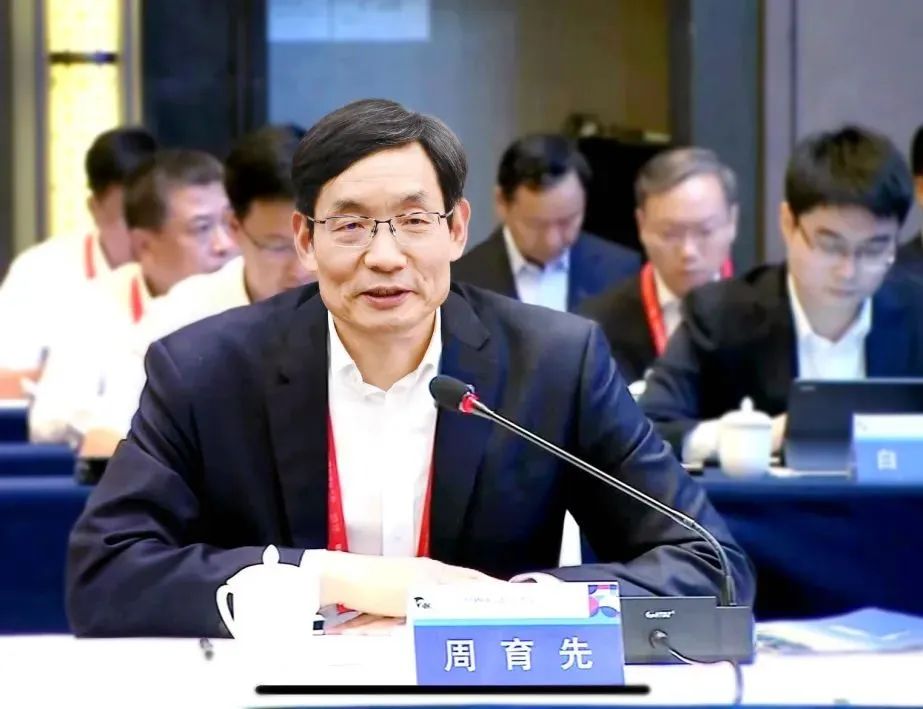 		周育先受邀出席安徽省与中央企业相助生长座谈会和中国500强企业岑岭论坛并作演讲_责任撒播_优德88集团有限公司	