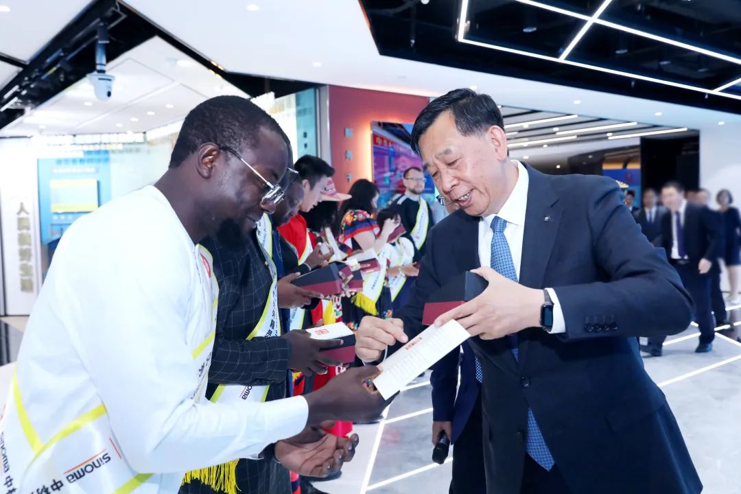 		李新华出席中材建设区域中心汇报会并会见2023年度优异外籍员工_员工关爱_优德88集团有限公司	