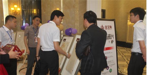 20140530204319588 网信快3产品钻研经理苏成香(左二)向客户介绍产品