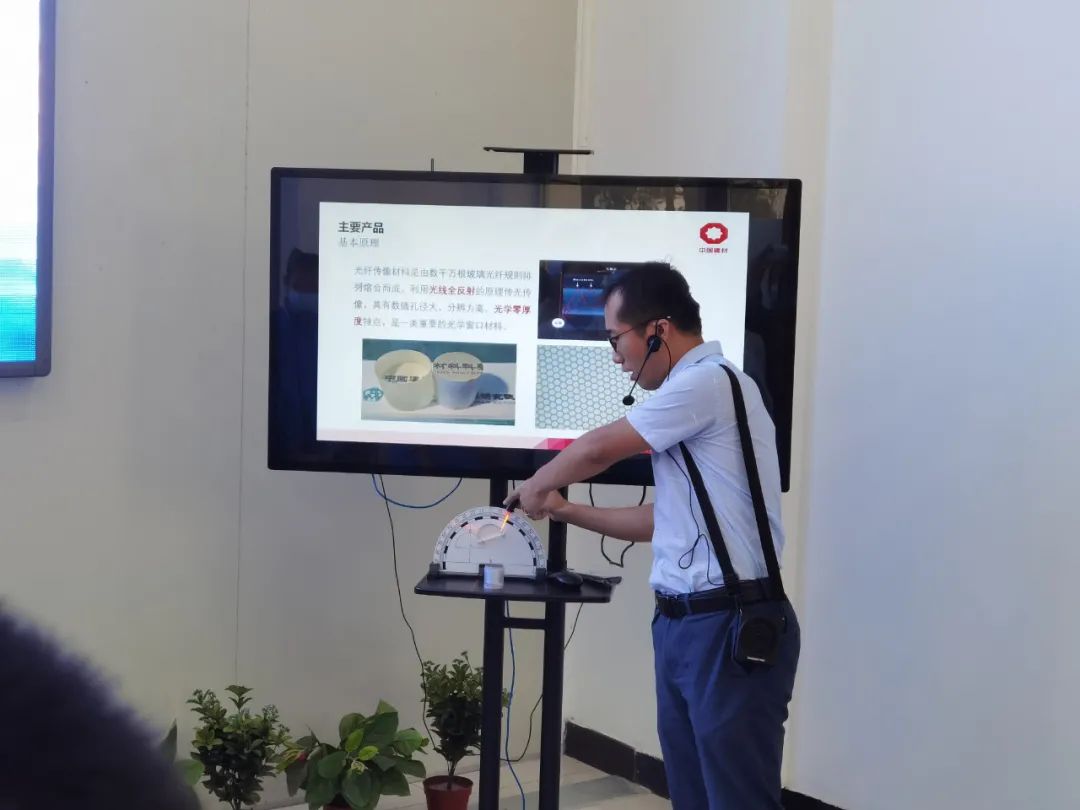 优德88集团有限公司-要闻-开放运动吸引中学学生实践，，，，，走进无机非金属的漂亮天下
