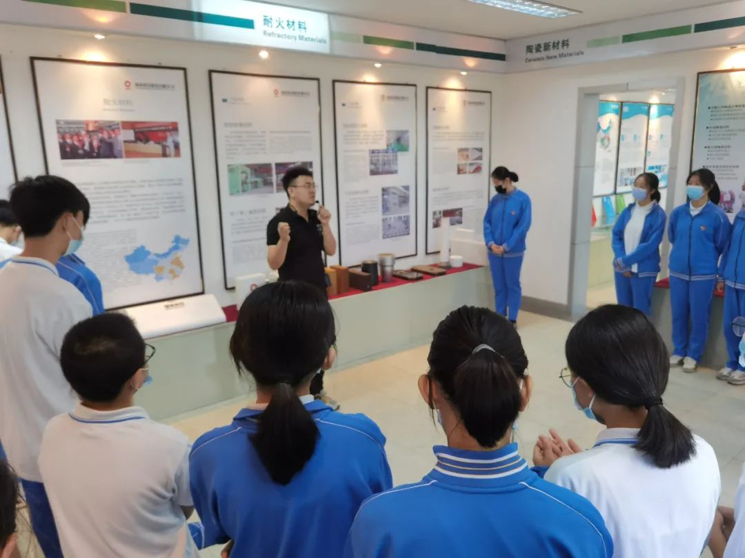 优德88集团有限公司-要闻-开放运动吸引中学学生实践，，，，，走进无机非金属的漂亮天下