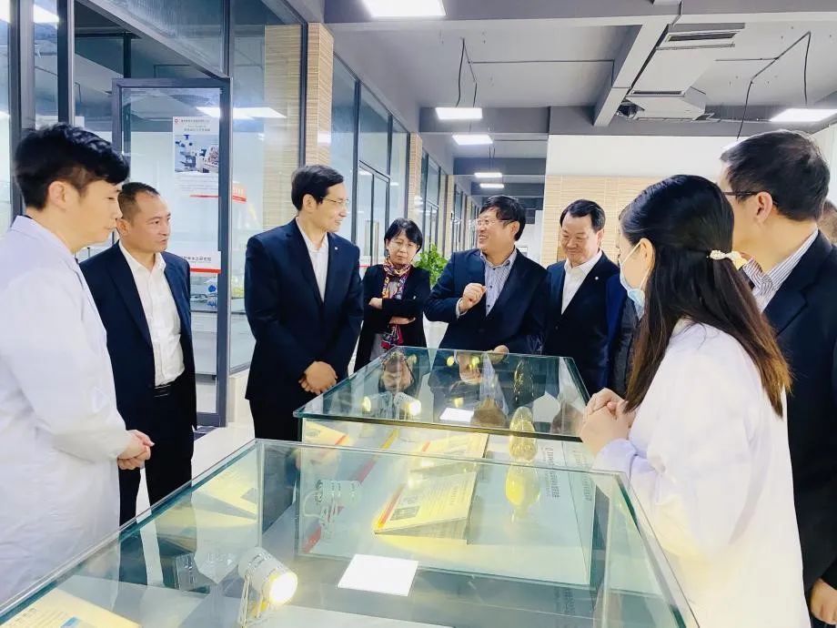 		周育先到四川部分企业调研指导事情_优德88要闻_优德88集团有限公司	