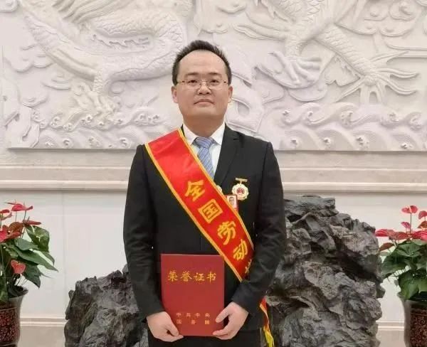		喜讯！优德88集团胡亚东、刘锦帆获“天下劳动模范”声誉称呼_人物_优德88集团有限公司	