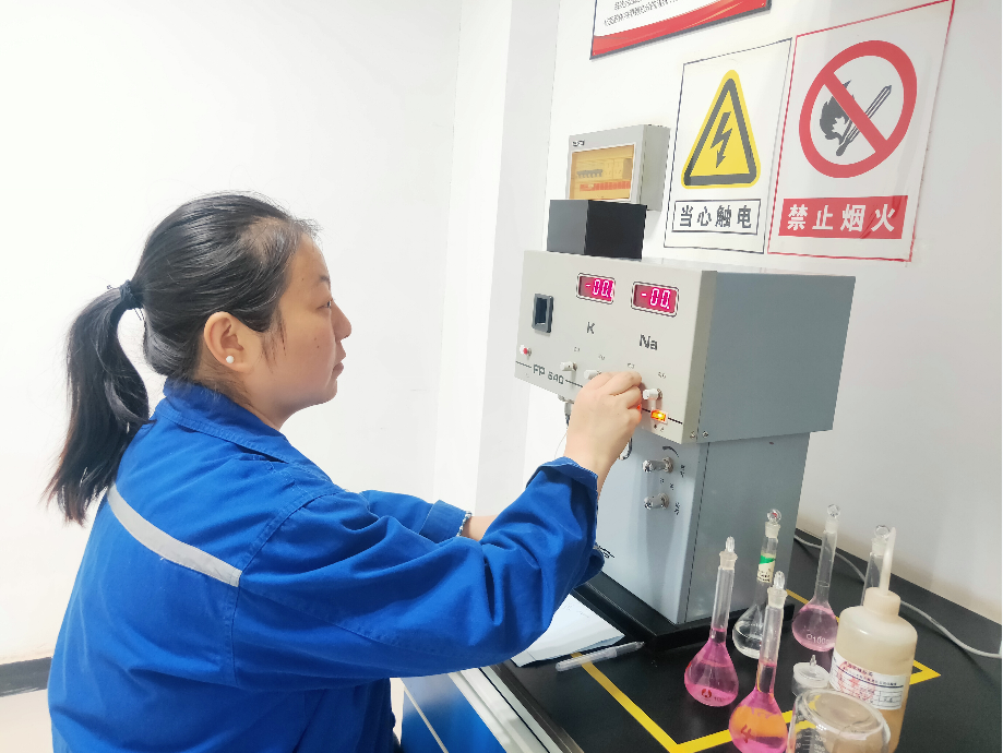 		最美建材人 | 库车天山王英：誊写巾帼匠心的水泥“化学剖析师”_人物_优德88集团有限公司	