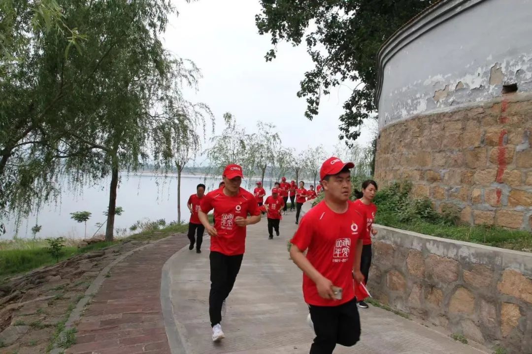 		党旗百年红，，，，让我们追随媒体脚步“随机”走访企业 | 附视频_责任与文化_优德88集团有限公司	