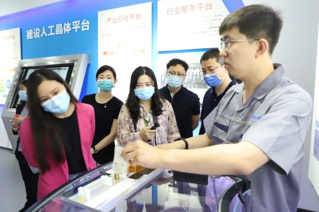 		党旗百年红，，，，让我们追随媒体脚步“随机”走访企业 | 附视频_责任与文化_优德88集团有限公司	