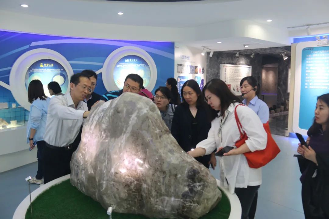 		党旗百年红，，，，让我们追随媒体脚步“随机”走访企业 | 附视频_责任与文化_优德88集团有限公司	