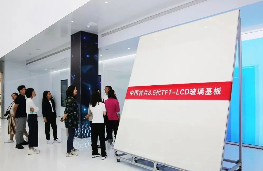		党旗百年红，，，，让我们追随媒体脚步“随机”走访企业 | 附视频_责任与文化_优德88集团有限公司	
