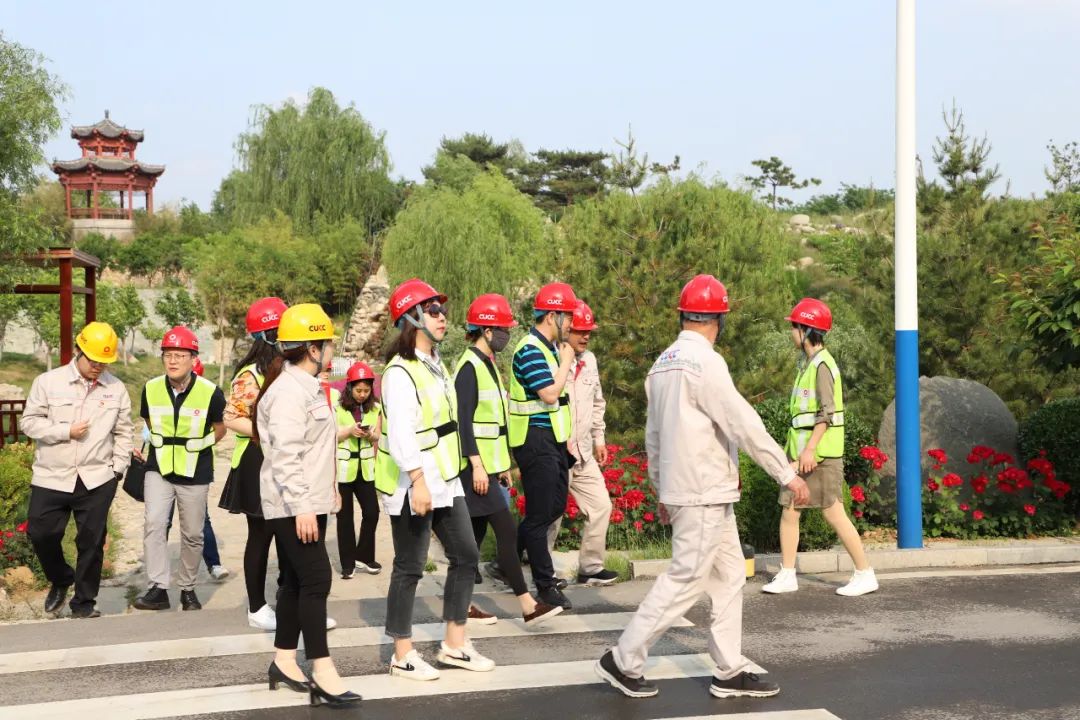		《经济日报》“走进中建材” ，，，，，，报道建材业加速智能化转型 | 泰安站_责任动态_优德88集团有限公司	