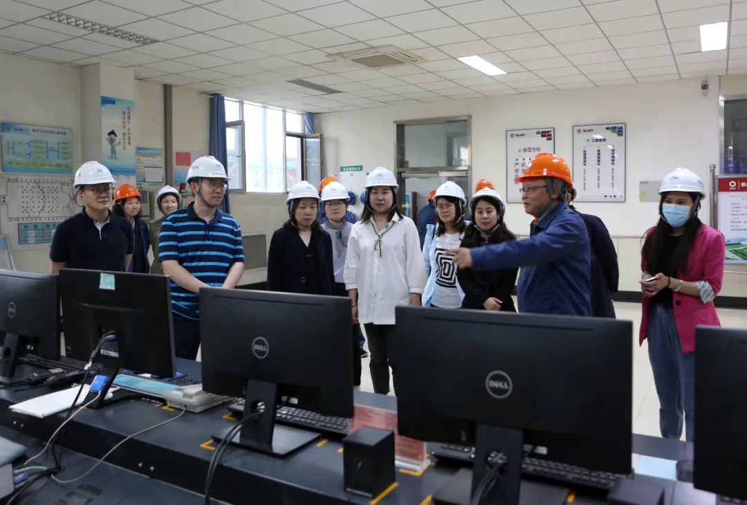 		《经济日报》“走进中建材” ，，，，，，报道建材业加速智能化转型 | 泰安站_责任动态_优德88集团有限公司	