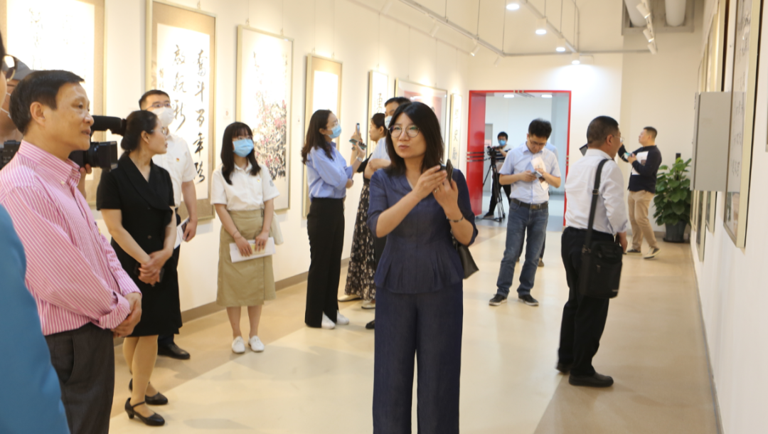 		誊写红色初心，，，，，描绘质料天下，，，，，善用文化中心建党百年作品展揭幕暨红色基因宣讲运动_优德88要闻_优德88集团有限公司	