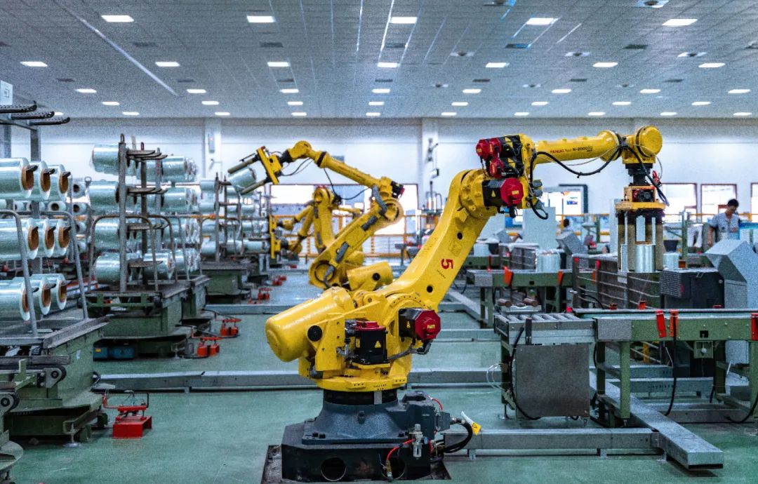 		《新华逐日电讯》走进中建材 | “未来工厂什么样？？？？？？”去中国巨石智能制造基地看看吧_学习动态_优德88集团有限公司	