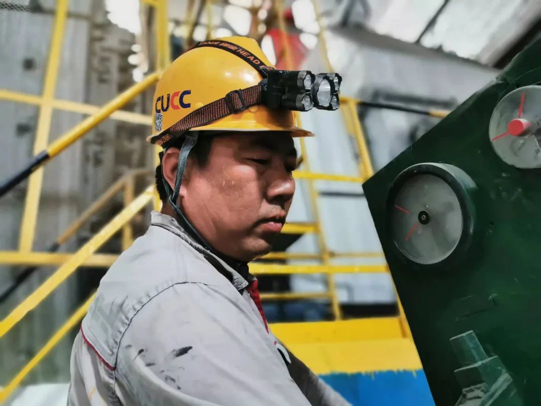 		烈日下的建材人，，，无惧“烤”验！_人物_优德88集团有限公司	