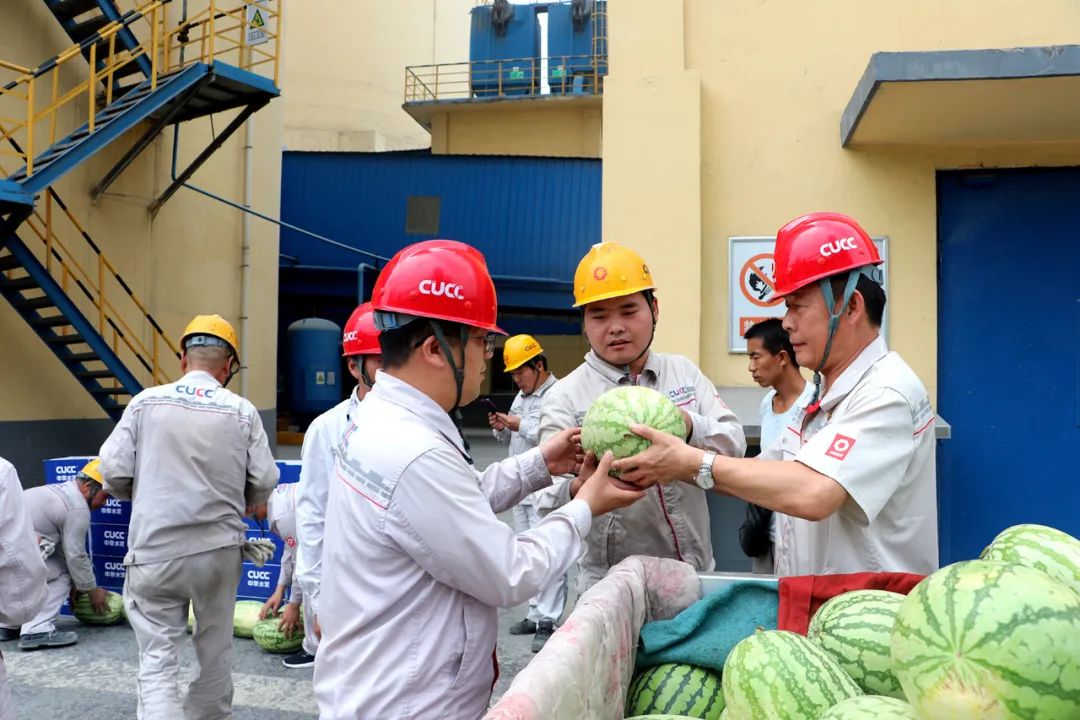 		烈日下的建材人，，，无惧“烤”验！_人物_优德88集团有限公司	