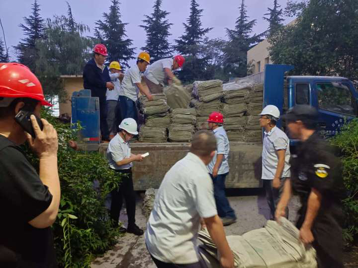 		一直“豫”你在一起，，，优德88集团抗洪救援一直歇！_图片_优德88集团有限公司	