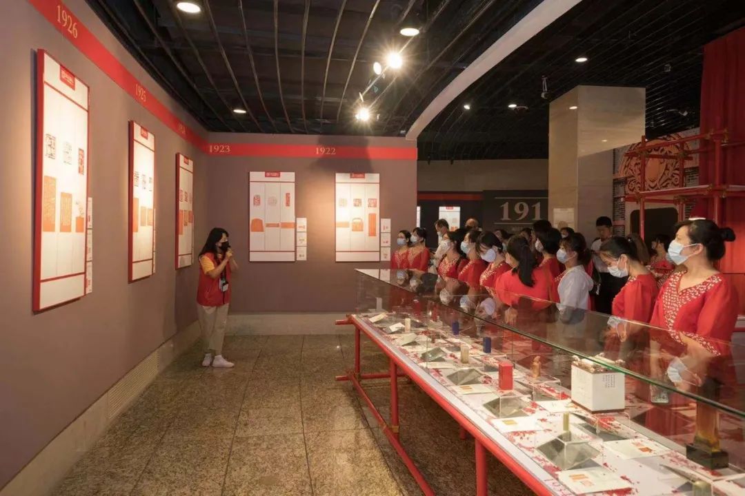 		优德88集团组织旅行“印记初心”公共篆刻展并开展主题党日运动_责任与文化_优德88集团有限公司	