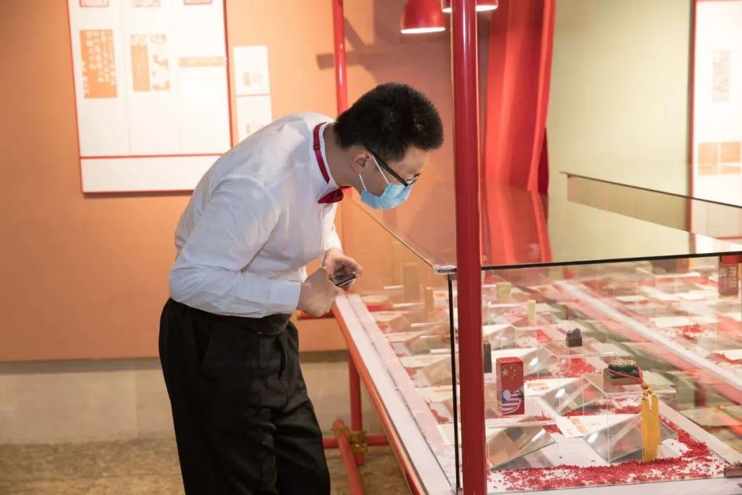 		优德88集团组织旅行“印记初心”公共篆刻展并开展主题党日运动_责任与文化_优德88集团有限公司	
