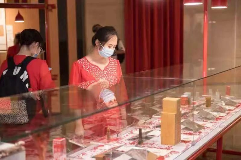 		优德88集团组织旅行“印记初心”公共篆刻展并开展主题党日运动_责任与文化_优德88集团有限公司	