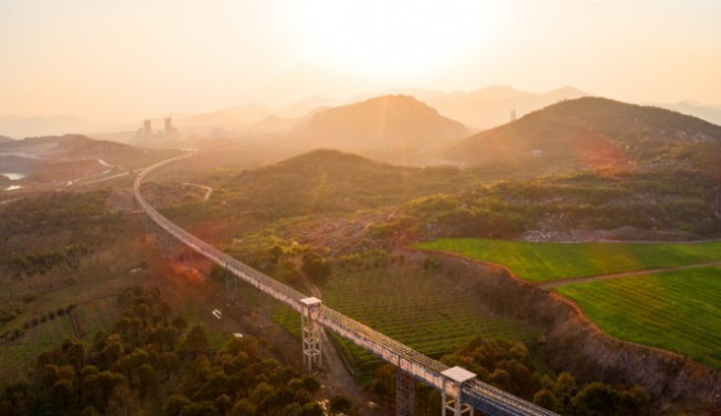 		办实事 暖人心 | 践行“两山”理论，，，南方水泥“空中走廊”二期项目投运_办实事暖人心_优德88集团有限公司	
