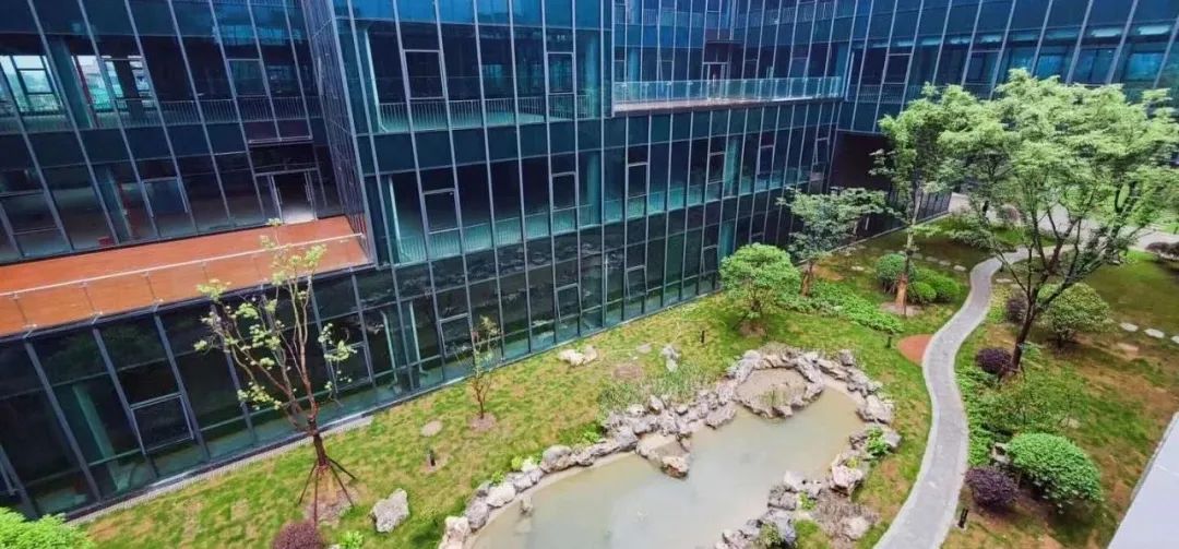 		办实事 暖人心 | 凯盛科技：践行“双碳”目的，，，，建成上海首个薄膜光伏修建一体化项目_办实事暖人心_优德88集团有限公司	