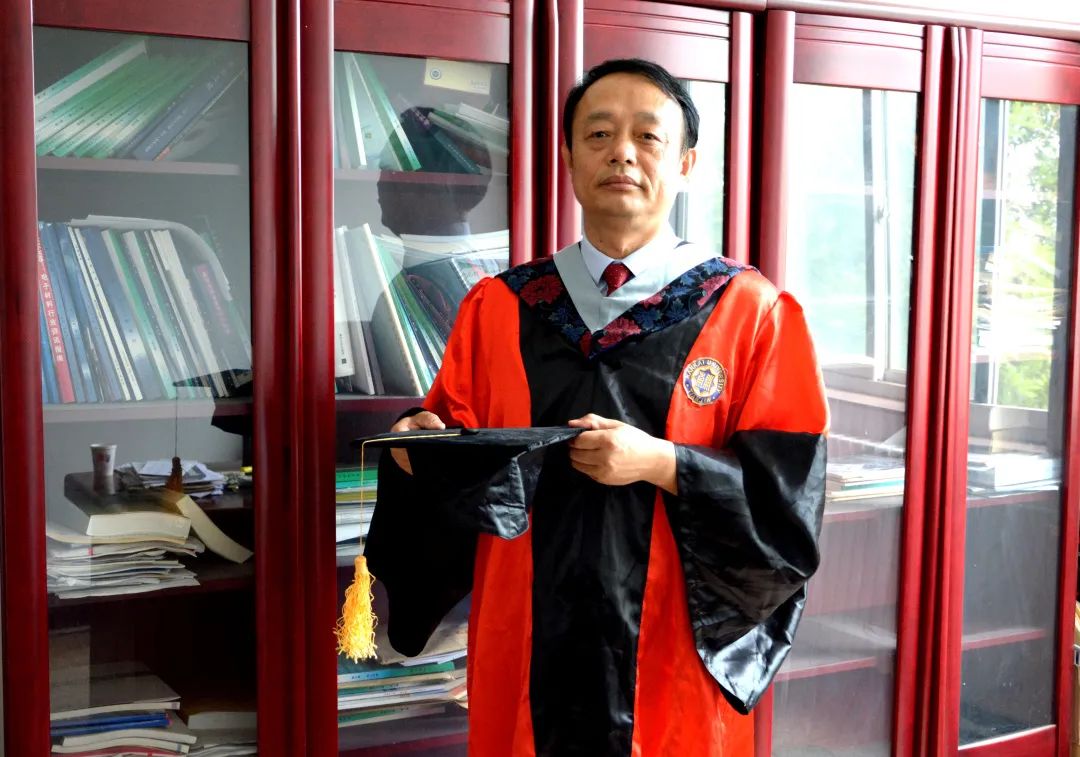 		最美建材人 | 人工晶体院黄存新：用辛勤汗水“种”出璀璨晶体_最美建材人_优德88集团有限公司	