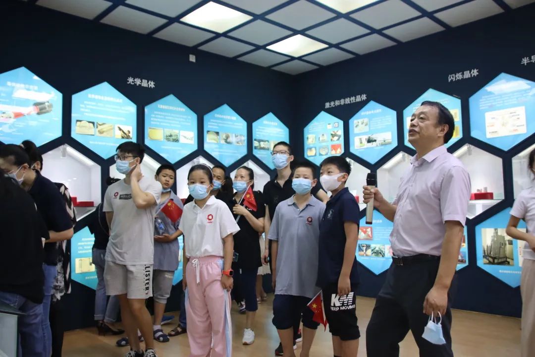 		最美建材人 | 人工晶体院黄存新：用辛勤汗水“种”出璀璨晶体_最美建材人_优德88集团有限公司	