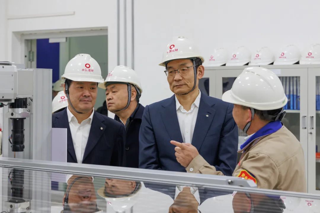 		周育先到蚌埠中光电慰问调研_优德88要闻_优德88集团有限公司	
