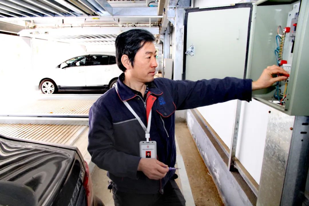 		最美一线劳模 | 钟表所唐海峰：通俗岗位“多面手” 爱岗敬业“螺丝钉”_人物_优德88集团有限公司	