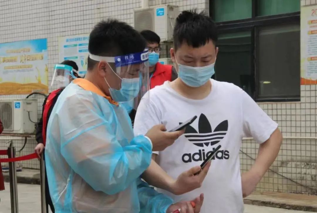 		最美抗疫自愿者 | 深圳国显青年自愿者抗疫效劳队在行动_人物_优德88集团有限公司	