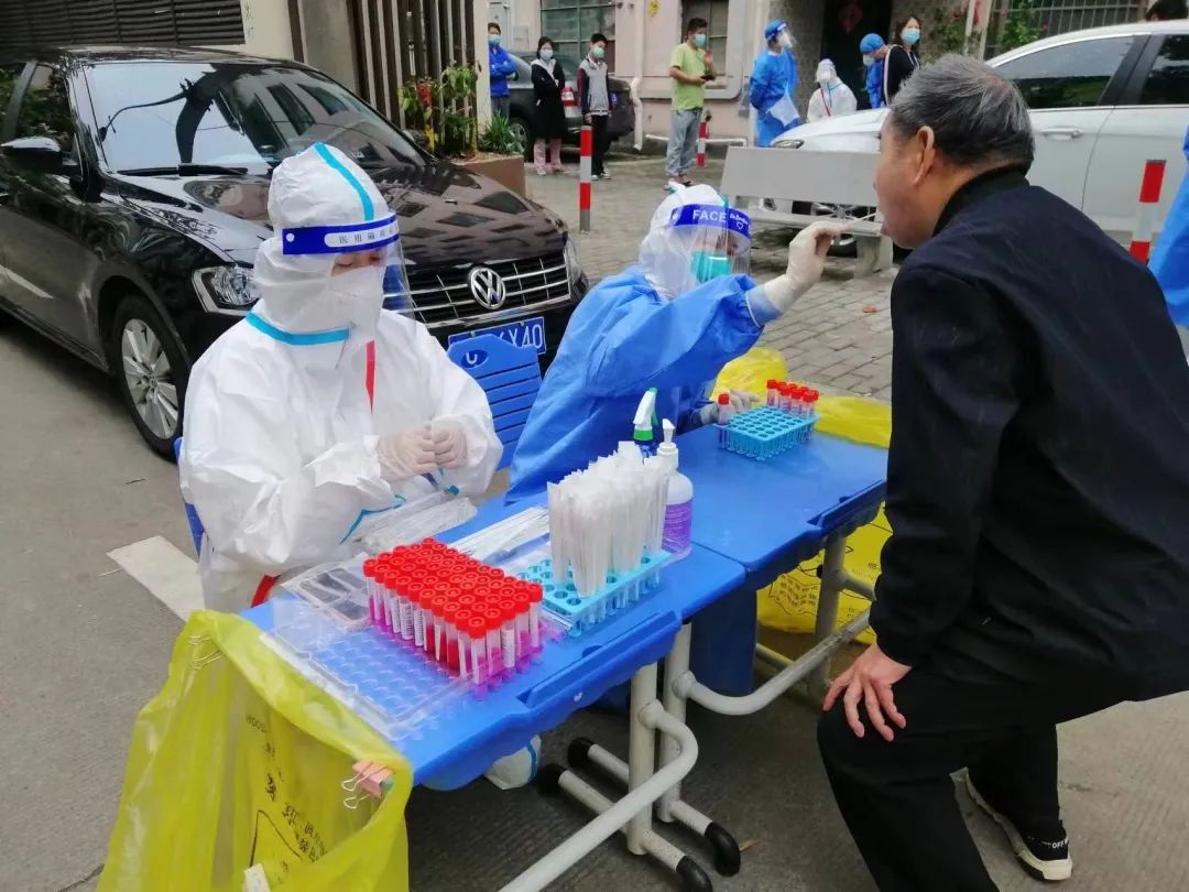 		最美抗疫自愿者 | 优德88工程何晓霞：效劳社区下层的守“沪”者_人物_优德88集团有限公司	
