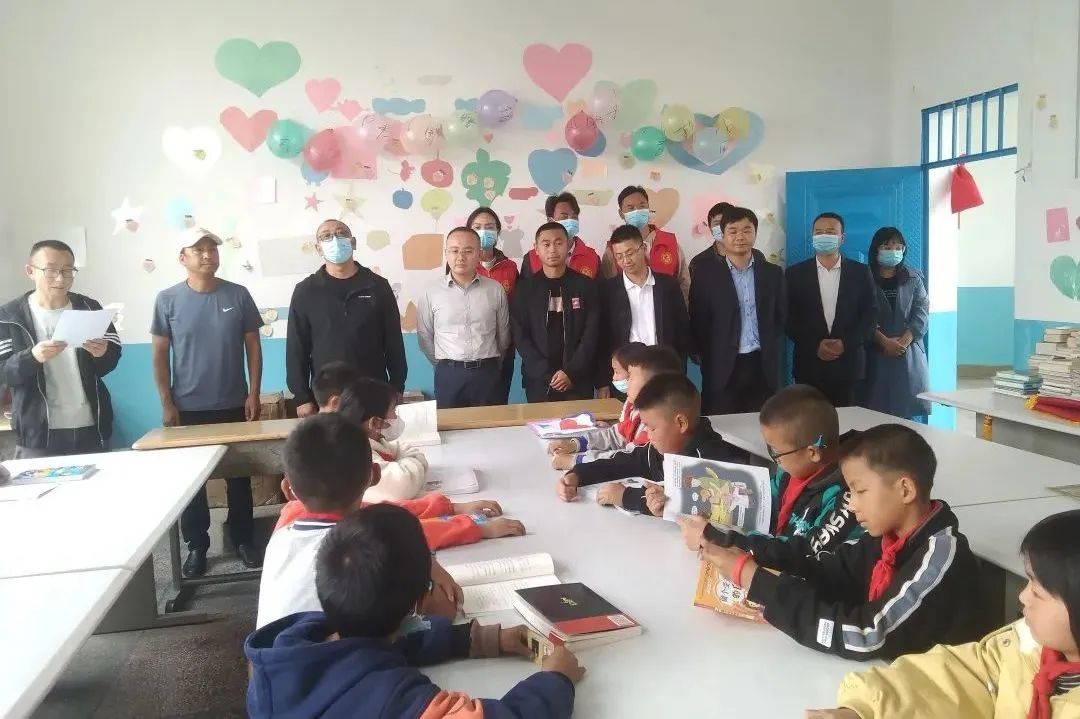 		爱在六一，，，禾苞蛋阅览室升级为“善学书屋”，，，关爱山区儿童康健生长_责任与文化_优德88集团有限公司	