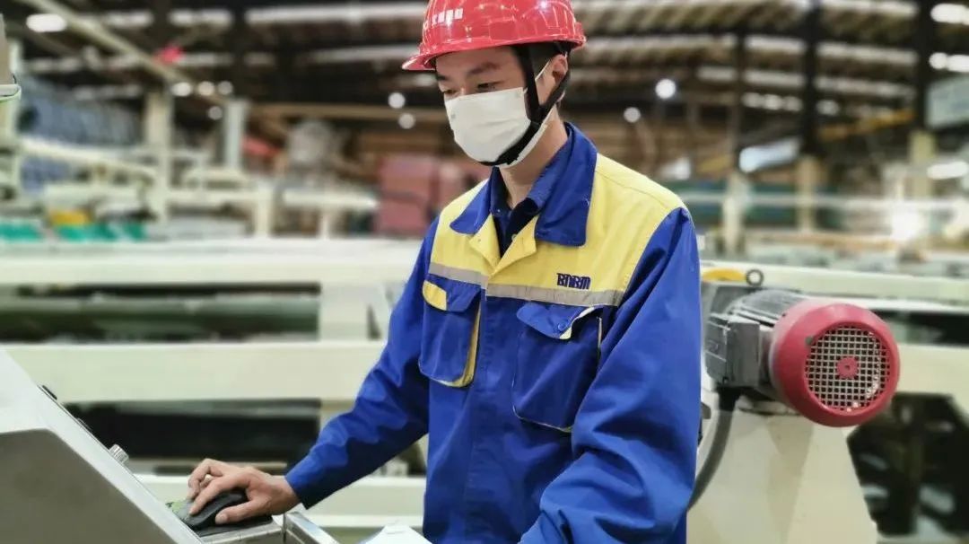 		最美工程手艺职员 | 北新建材王浩然：坚守一线 潜心钻研的“生产线医生”_人物_优德88集团有限公司	