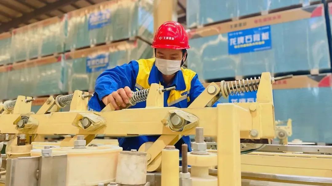 		最美工程手艺职员 | 北新建材王浩然：坚守一线 潜心钻研的“生产线医生”_人物_优德88集团有限公司	