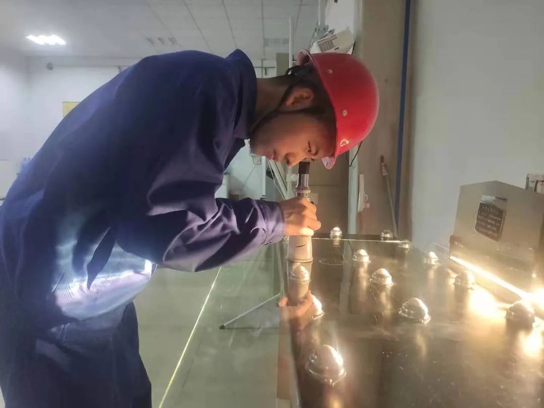 		最美一线劳模 | 濮阳光材张亚南：扎根一线超白熔化新兵_人物_优德88集团有限公司	
