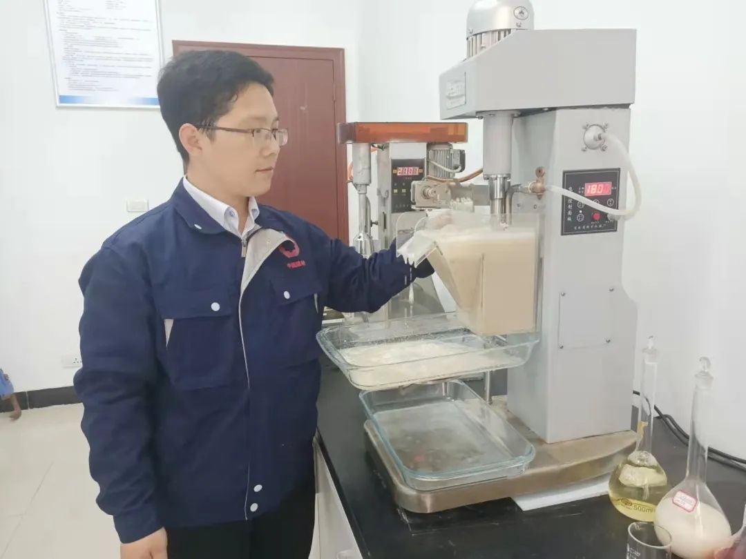 		最美科研先锋 | 中建材玻璃新质料研究总院张乾伟：质朴拼搏的凯盛矿产人_人物_优德88集团有限公司	