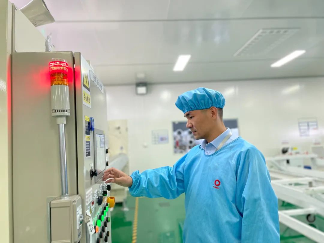 		最美科研先锋丨中材锂膜内蒙锂膜邓鹏飞：初心如磐，，，，，，笃行致远_人物_优德88集团有限公司	