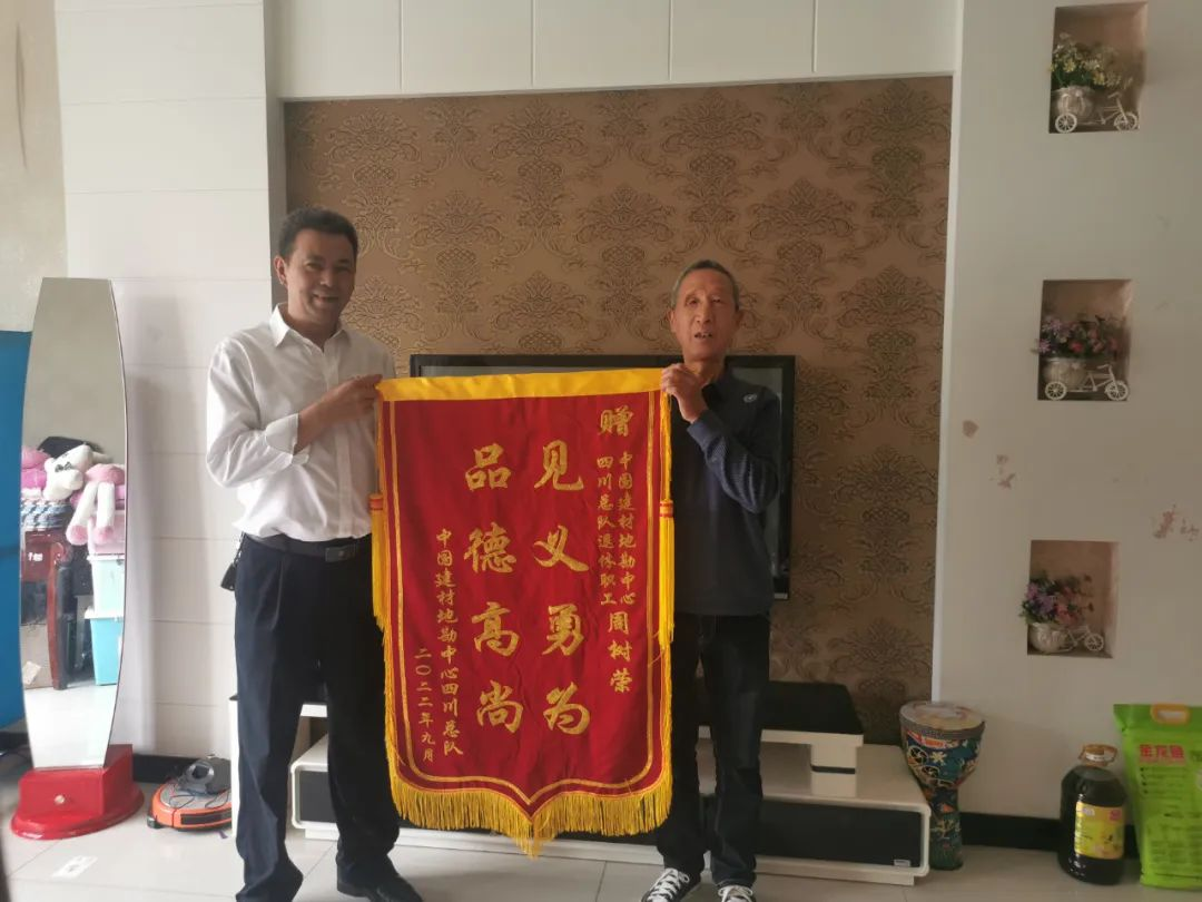  生死瞬间！优德8871岁退休职工奋掉臂身下水救人_斗争有我_优德88集团有限公司 